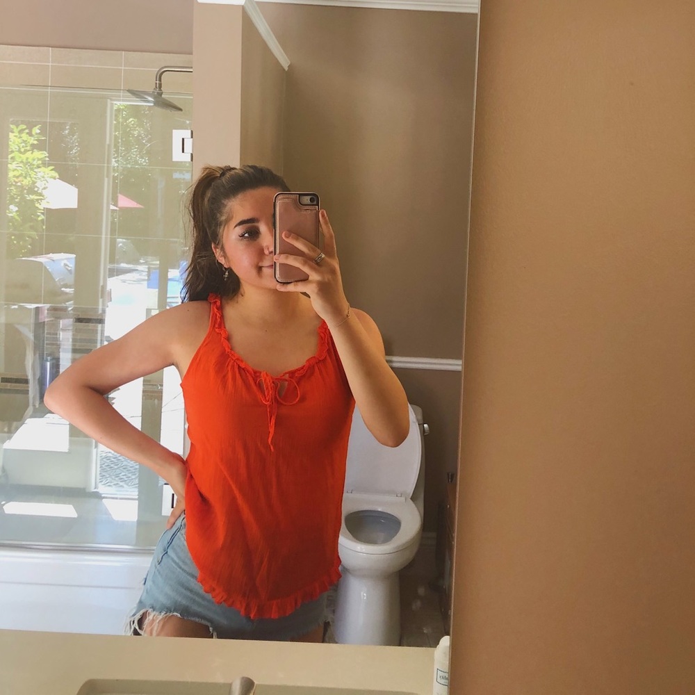 Orange/red top